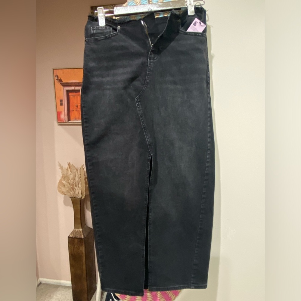 Women’s maxi skirt with front slit in the color black